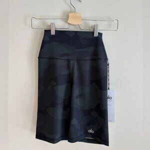 ALO HUNTER CAMOUFLAGE BIKE SHORTS BRAND NEW WITH TAGS!